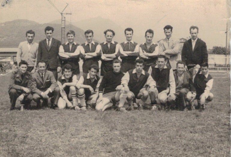 Anni 60. Da sinistra in alto:\n1 Giuli panetee, 2 Gropetti, 3 Giudici, 4 Rusca, 5 Felice dal Gagioo, 6 Antonio Croci Torti, 7 Keto pustin, 8 Berto Bernasconi 9 Meroni\nSotto:\n10 Castelletti, 11 Crive