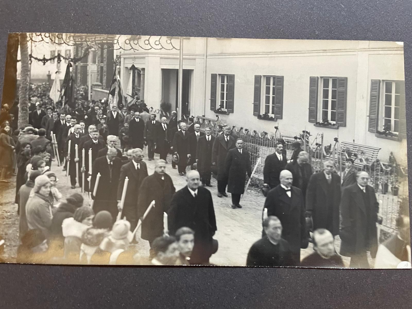 1932
