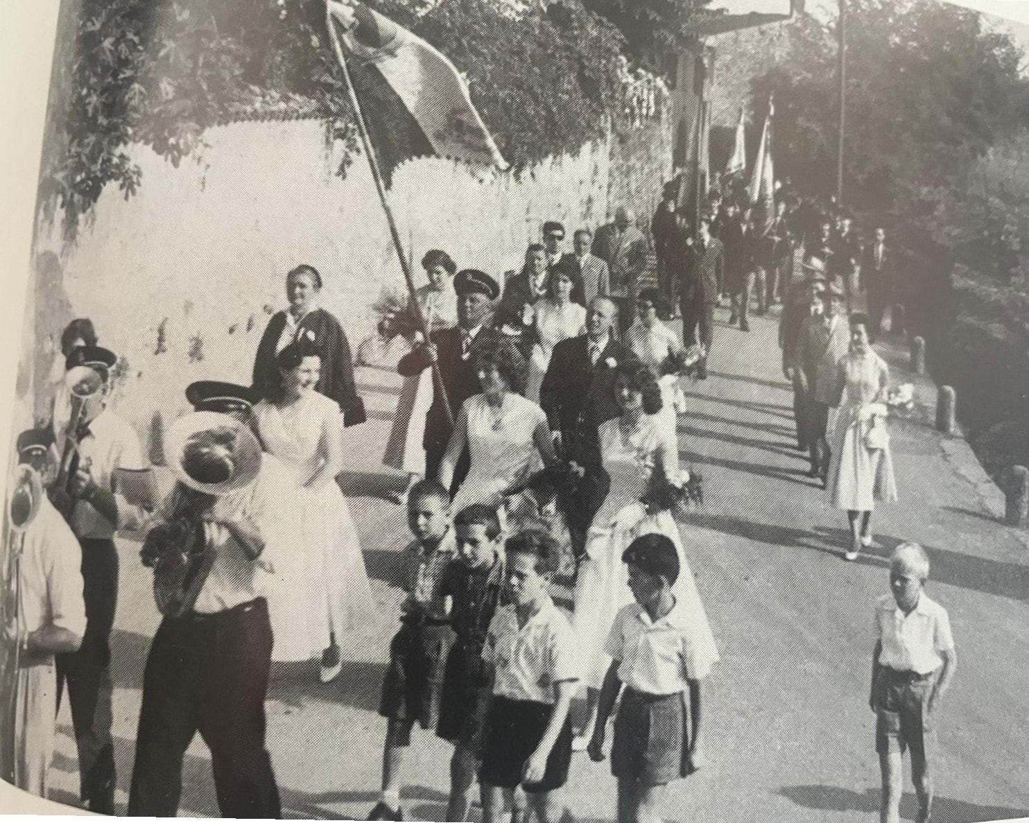 1 1955 Corteo per linaugurazione del nuovo vessillo