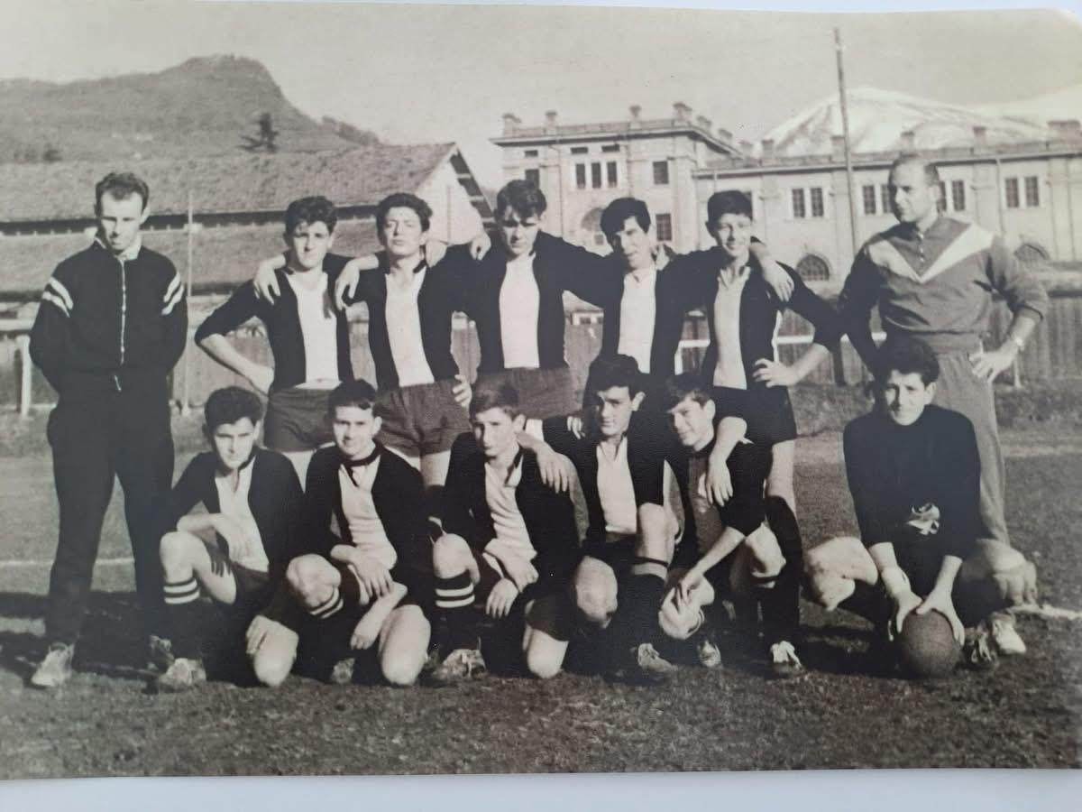1960 Boys A. In Piedi da Sx: Meroni (All.) Giuseppe Valtulini, Rino Ceppi, Gerardo Caverzasio, Luciano Bianchi, Antonio Luisoni, Silvio Rapelli (Pres.). In ginocchio da sx., Enrico Mombelli, Arnoldo M