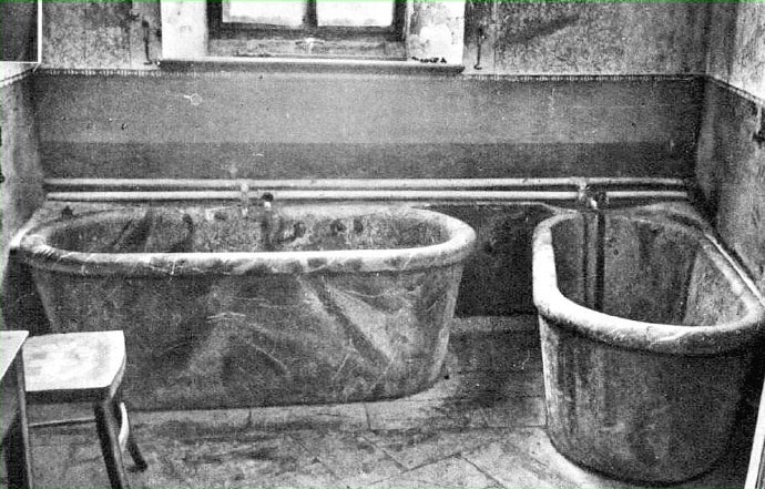 1939 Due vasche in marmo.