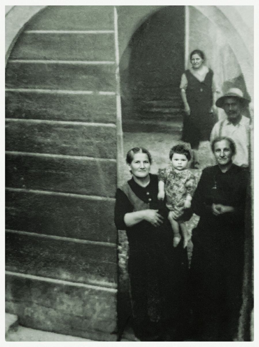 1940 alla Purtascia. Giuseppina Robbiani in braccio Peppino, sua sorella, Santino Robbiani Vittoria Robbiani