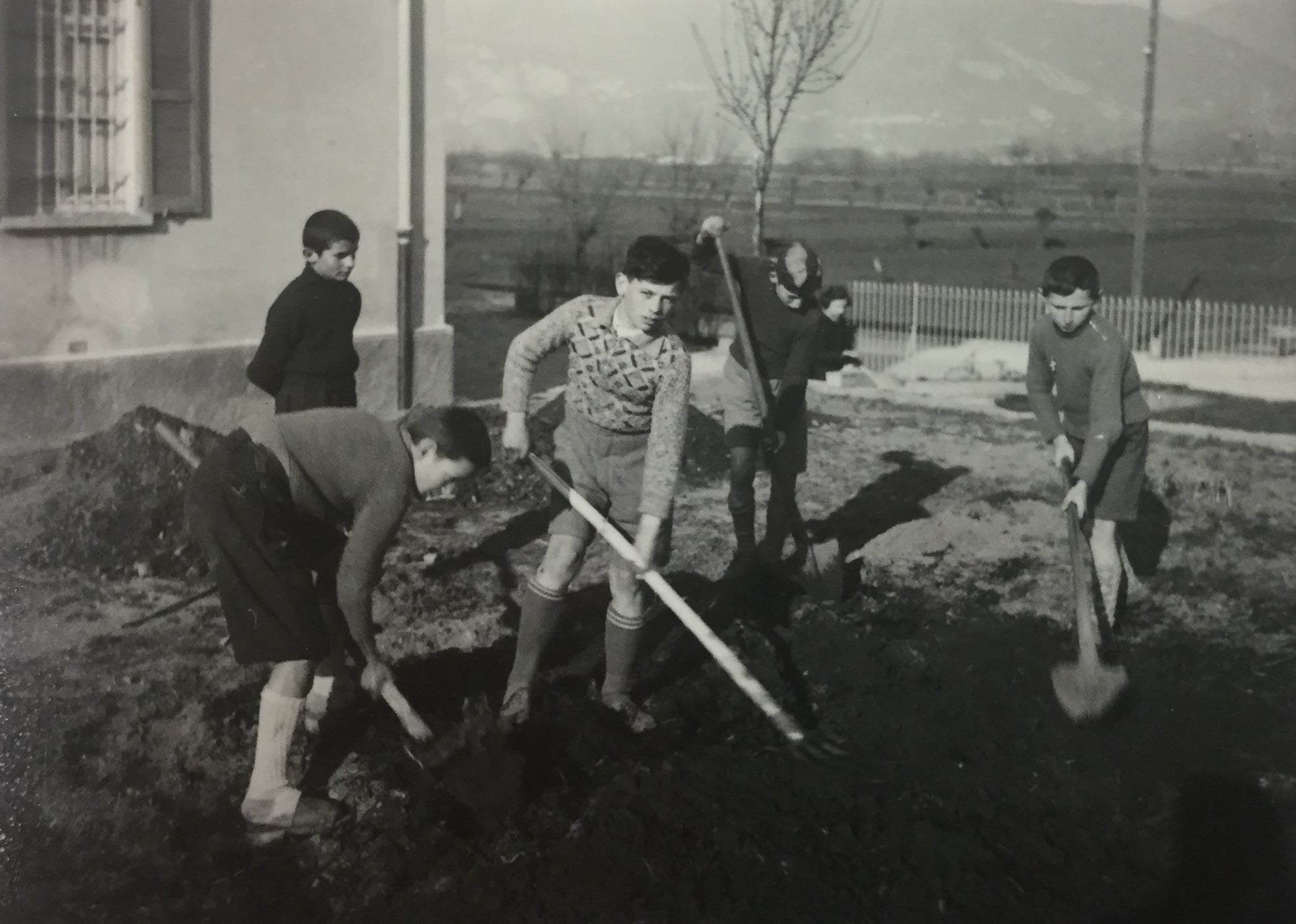 1931 Ragazzi al lavoro nel giardino