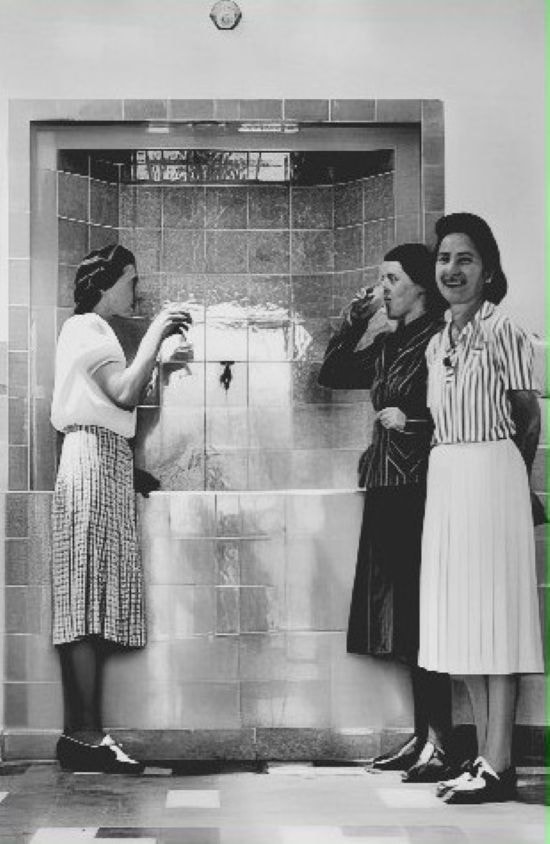 1940 Ospiti dell’istituto durante la cura d’acqua presa come bevanda.