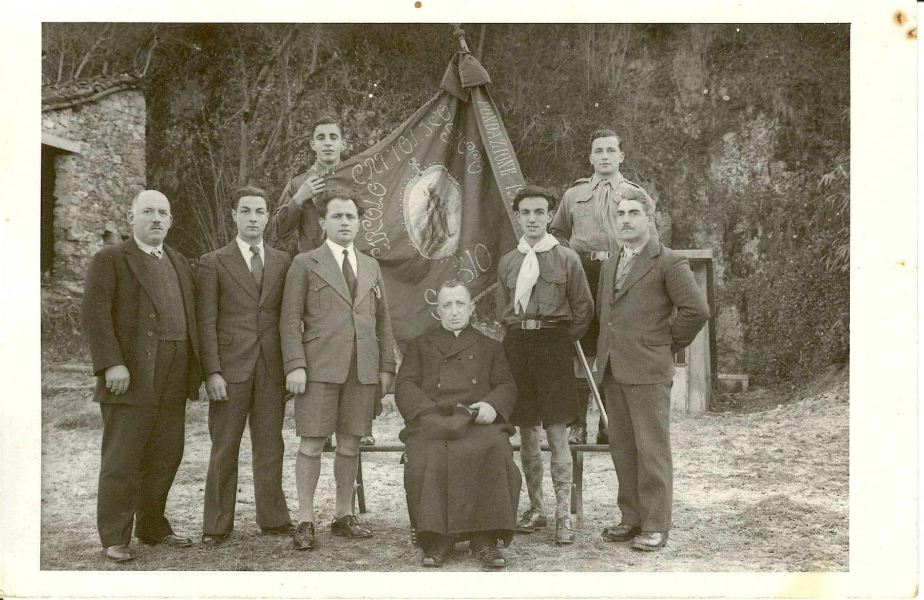 1938 Il Comitato del Circolo San Rocco, da sx Robbiani Luigi, Fontana Giuseppe, Mombelli Giovanni, Don Bonanomi, Pietro Rusca, Fontana Pietro; dietro Garzoni Carlo e Aldo Medici.