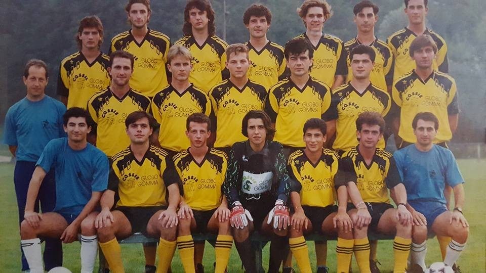 1990: Da Sinistra dietro: Bianchi, Fasetti, Sordelli, Torti, Galetta, Pasca, Malnati, Vavassori (All.), Bosello Riboni, Besozzi, Vlacic, Manfredini, Strambini, Lucibello, Vukic, Ragnoli, Bianchi, Momb