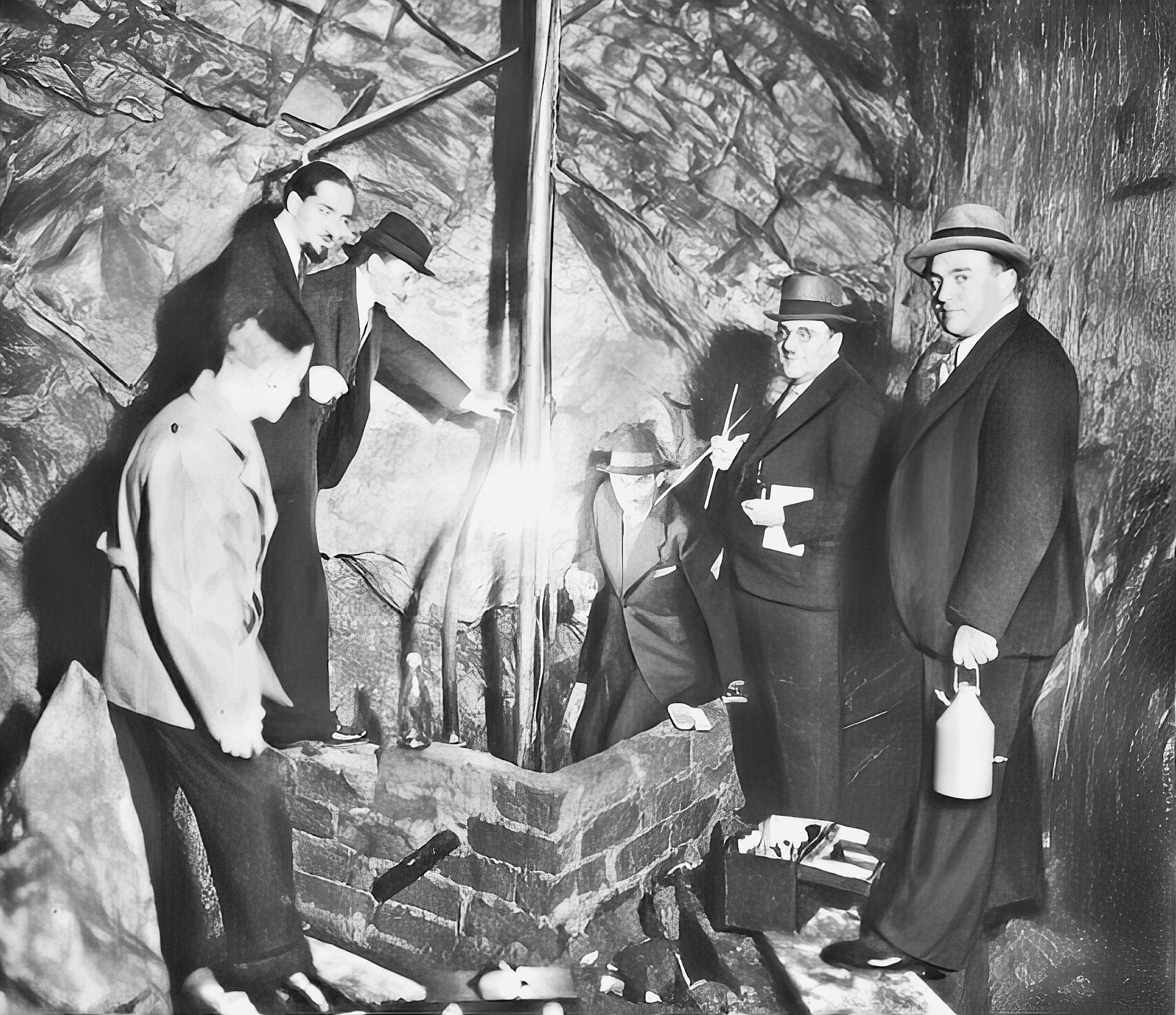 4 marzo 1939 Il Dr. Valente Bernasconi accompagnato dai signori Dr. Verda del laboratorio Cantonale, Dr. Fraschina, Prof. Mattei, Dr. Regazzoni, mentre analizzano l’acqua.