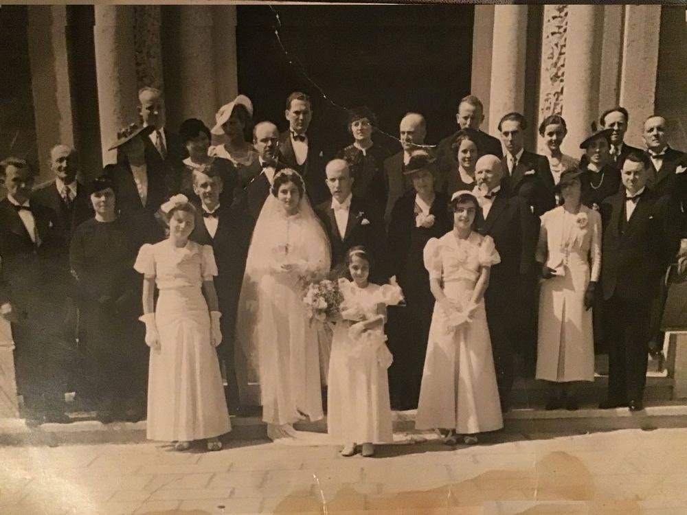 1937. Remigio Realini intraprese il proprio percorso professionale con l'entusiasmo tipico della gioventù subito dopo gli studi commerciali, successivi alla formazione presso il ginnasio «Don Bosco» di Maroggia. Entrato come braccio destro nella florida fabbrica di camicie dello zio, il cavalier Pietro Realini, affrontò i primi anni di lavoro come un duro ma fondamentale tirocinio, decisivo per temprare il suo carattere. Nel 1953 assunse la guida e la proprietà della storica camiceria Realini (fondata nel 1902), infondendovi grande dinamismo e capacità d'innovazione. Il suo spessore professionale lo portò a ricoprire ruoli direttivi di spicco all'interno dell'AFRA e della commissione paritetica cantonale del settore dell'abbigliamento. Parallelamente alla carriera industriale, Realini si distinse per un profondo impegno civico e politico: fu membro del Consiglio comunale e vicesindaco per due legislature (dal 1959 al 1967), oltre a sedere sui banchi del Gran Consiglio dal 1960 al 1968 tra le fila dell'allora Partito Conservatore. Didascalia della foto (1937): l'immagine ritrae il matrimonio tra Remigio Antonio Realini ed Ermenegilda Pocobelli, originaria di Melide e residente a Lugano