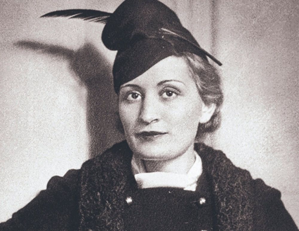 1944, All'alba del 9 gennaio 1944, la Svizzera divenne il palcoscenico di una delle fughe più rocambolesche della Seconda Guerra Mondiale: quella di Edda Ciano. La figlia di Benito Mussolini e consorte di Galeazzo Ciano varcò clandestinamente il confine a Stabio, arrivando da Cantello nascosta sotto il fieno di un carro trainato da buoi. Insieme a lei viaggiava il marchese Emilio Pucci, destinato a diventare una firma iconica della moda mondiale. L'obiettivo della contessa, in fuga dalla Repubblica di Salò, era duplice: mettersi in salvo e usare i compromettenti Diari di Ciano, portati con sé, come moneta di scambio per negoziare la liberazione del marito. Il disperato tentativo, tuttavia, non bastò a salvare l'ex ministro degli Esteri, che sarebbe stato fucilato a Verona appena due giorni dopo, l'11 gennaio
