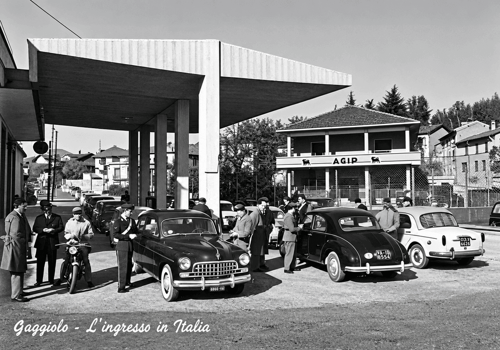 1953. UN SALTO NEL PASSATO PER RICORDARE QUANDO LA DOGANA ERA FATTA DI ATTESE ESTENUANTI, TIMBRI SUL PASSAPORTO E BORSE PERQUISITE (DA UN ARTICOLO DEL GDP DEL 1953) «Mentre, in generale, ai valichi di frontiera con l'Italia si rileva da parte delle autorità doganali e di polizia italiane la simpatica tendenza a sveltire sempre più i controlli e le pratiche per il passaggio da uno Stato all’altro, non così si può dire di quello del Gaggiolo. Sabato a tarda sera, ad esempio, vi siamo stati testimoni di una scena non molto edificante. Una comitiva di gitanti luganesi che tornavano da un'escursione in Italia è stata fatta scendere dal torpedone per la cerimonia della timbratura del passaporto. Quindi, avendo un gitante osservato che a Chiasso il controllo viene eseguito in macchina, per "rappresaglia" il rigore dell’operazione è stato aumentato: tutta la vettura è stata minuziosamente frugata… ed il passaggio del valico è stato insomma ritardato di una ventina di minuti a molta gente, solo per lo scatto di nervi di un funzionario». Questo squarcio di cronaca ci ricorda come la dogana, un tempo, fosse sinonimo di attese estenuanti, timbri sul passaporto e borse perquisite. Oggi attraversare il valico del Gaggiolo è una routine rallentata quasi solo dalle code di auto; nel 1953, invece, era una vera e propria prova di nervi. Un frammento di storia che dimostra come, più di settant'anni fa, la giornata di un'intera comitiva di viaggiatori potesse dipendere dal semplice umore di un singolo doganiere.