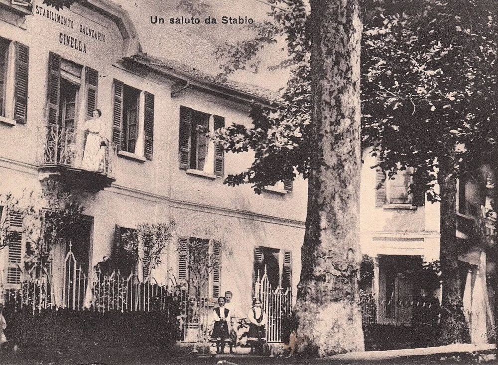 1937. PROGRESSO CONTRO  NATURA: LA BATTAGLIA DI STABIO PER I PLATANI DELLE TERME Nel 1937, a Stabio, l’abbattimento dei maestosi platani lungo il viale delle Terme suscitò una forte protesta tra i cittadini. Per lungo tempo quegli alberi avevano rappresentato un inestimabile valore ambientale, storico e paesaggistico per l’intera comunità. I lavori della nuova opera pubblica si conclusero tra sentimenti contrastanti di soddisfazione e rimpianto. Da un lato, l’intervento venne accolto positivamente in quanto permise l’allargamento dell’arteria stradale — a tutto vantaggio del traffico — e garantì impiego agli operai locali. Dall’altro, rimase la nostalgia per la perdita di un elemento iconico che ornava il paese. Il dispiacere dei difensori del paesaggio dell'epoca fu parzialmente mitigato dalla promessa che nuove piante sarebbero sorte lungo il viale. Al contempo, la popolazione respinse con fermezza l’idea di certi automobilisti, i quali avrebbero preferito l'eliminazione totale della vegetazione a favore di una distesa d'asfalto per correre a folle velocità