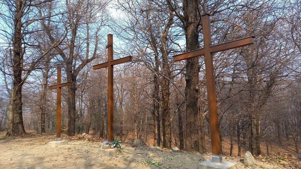 Anni 2000, Le tre Crocette. Sebbene i documenti d'archivio non indichino l'anno esatto in cui le Tre Crocette vennero collocate sul Monte Asturo (il punto più alto di Stabio, a 474 metri), l'origine di questo monumento affonda in una tradizione religiosa secolare. Sappiamo che prima della metà del diciannovesimo secolo il simbolo era già un punto di riferimento fondamentale per la comunità locale; lo dimostra la dicitura "Tre Crocette", presente stabilmente sia nella mappa ufficiale del territorio del 1846 sia nelle prime misurazioni topografiche della Confederazione.