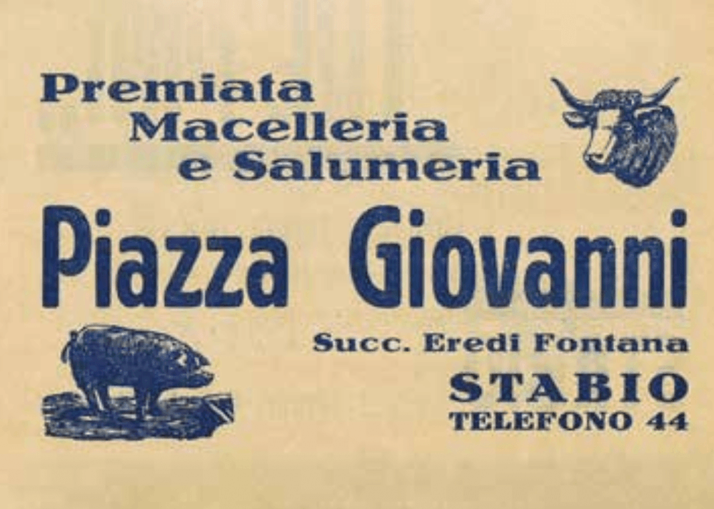 1921. UN VIAGGIO NEL TEMPO: LA STORIA DEL SALUMIFICIO PIAZZA DI STABIO Il 27 settembre 1921 nasce a Stabio la ditta individuale "Piazza Giovanni", attiva nel settore della macelleria e della salumeria. Il titolare è Giovanni Piazza, figlio del fu Angelo, originario di Lurago Marinone (in provincia di Como, Italia) ma residente a Stabio. A distanza di trentadue anni, il 13 luglio 1953, la ditta viene ufficialmente cancellata dal Registro di commercio su richiesta dello stesso titolare. La decisione è legata alla cessione dell'attività alla nuova ditta individuale "Piazza Guido", sempre con sede a Stabio, che ne rileva integralmente sia l'attivo sia il passivo. Quella che era nata come una semplice bottega di paese si trasforma presto in un'importante realtà industriale: nel 1958 il salumificio si trasferisce in un moderno stabilimento sulla strada per Ligornetto, arrivando a dare lavoro a ben cinquanta dipendenti. La storica parabola del Salumificio Piazza si concluderà poi definitivamente negli anni '80