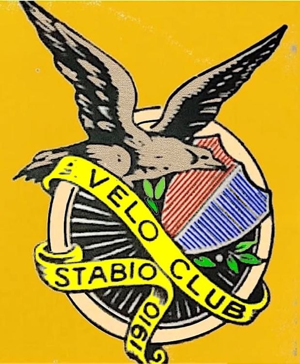 IL VELO CLUB STABIO: UNA LEGGENDA NATA ALL'ALBA DEL GRANDE CICLISMO Fondato nel 1910, proprio mentre il ciclismo muoveva i suoi primi, storici passi, il Velo Club Stabio è stato una delle realtà ciclistiche più antiche e gloriose dell'intera Svizzera. Per generazioni ha rappresentato un pilastro per la nostra comunità, legando il suo nome a campioni locali del calibro di Emilio Croci Torti, Luigi Luisoni e Luciano Caccia, che proprio da qui hanno spiccato il volo verso il professionismo. Il ricordo più vivo e suggestivo resta però legato allo storico criterium del Lunedì di Pasqua, un appuntamento che nessuno perdeva mai. Il circuito cittadino di 1.400 metri, da ripetere per 72 volte fino a completare 100,8 km, (partenza dal Cimitero, subito curva a destra verso San Pietro, Alla posta si scendeva verso il Segeno per arrivare di nuovo al cimitero),  trasformava Stabio nel cuore pulsante del dilettantismo svizzero. Era una vera festa di popolo e di sport che oggi purtroppo non c'è più, ma che ha lasciato un'impronta indelebile nella storia e nel cuore di chi l’ha vissuto