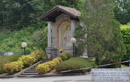 1946, LA CAPPELLA VOTIVA DEL GAGGIOLO: 80 ANNI DI MEMORIA E GRATITUDINE  Nel 1946 veniva completata la Cappella votiva dedicata ai rifugiati italiani della Seconda Guerra Mondiale. Il monumento sorge appena fuori dall'abitato, lungo la strada che porta al valico del Gaggiolo, a ridosso del confine. Proprio su questa via transitarono centinaia di profughi in fuga dai drammatici eventi bellici, alla ricerca di un porto sicuro.  L'inaugurazione ufficiale si tenne il 13 ottobre 1946, con una grande partecipazione di esuli e autorità. Tra i presenti figuravano Mons. Camponovo (delegato dal Vescovo Angelo Jelmini), l'avvocato F. Brenni (console di Svizzera a Milano), il Colonnello Bolzani e il rappresentante del Cardinale Schuster, Arcivescovo di Milano. La cappella nacque anche come segno di profonda gratitudine verso l'allora prevosto, Mons. Achille Bonanomi, per lo straordinario aiuto offerto a chi fuggiva dalla guerra.