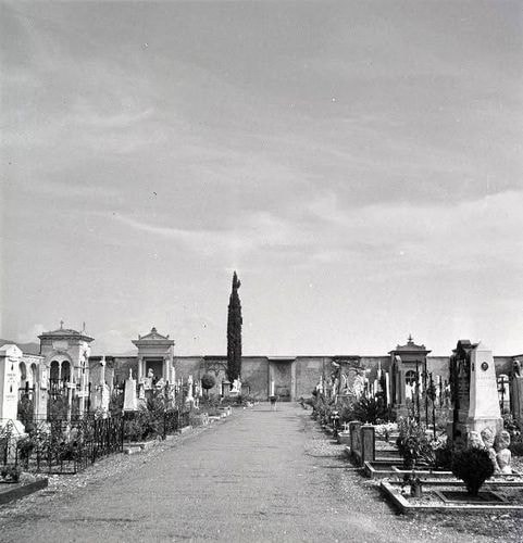 1948. Le pratiche funerarie e la gestione delle sepolture hanno subito una profonda evoluzione nel corso del tempo. Inizialmente le inumazioni venivano effettuate direttamente all’interno della chiesa parrocchiale; successivamente, i defunti iniziarono a essere sepolti nelle sue immediate adiacenze. Questa consuetudine mutò radicalmente nella prima metà del XIX secolo quando, per ragioni igienico-sanitarie e normative, il cimitero venne trasferito fuori dal centro abitato. Per quanto riguarda la storia recente della struttura di Stabio, un importante intervento di ampliamento e modernizzazione dell'area cimiteriale fu pianificato e portato a termine tra il 1960 e il 1964