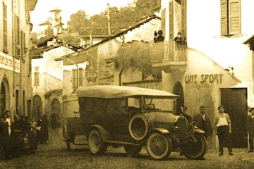 CAFFÈ DELLA POSTA: PRIMA DEL GIANDA (GIOVANNI BERNASCONI)... 25 giugno 1892. Proprietario della ditta Induni Virginia, in Stabio, è Induni Virginia moglie di Alessandro di Stabio, suo domicilio. Genere di commercio: vendita cotoni 31 agosto 1905 La ditta Induni Virginia, in Stabio (F. u. s. di c. del 4° luglio 1892, n° 154, pag. 606) ha cambiato il suo genere di commercio in quello di «Caffè della Posta». 6 ottobre 1916 La ditta Induni Virginia, Caffè della Posta, in Caffè Stabio è cancellata ad istanza della titolare per cessazione del commercio. 13 SETTEMBRE 1932 Titolare della ditta individuale Garzoni Cesarina, in Stabio, è Cesarina Ardemagni, moglie di Mario Garzoni, da Stabio. Esercizio dell'albergo Centrale e Caffè Sport, in Stabio. 24 APRILE 1936 Titolare della ditta individuale Bobbià Vittore, in Stabio, è Vittore Bobbià fu Giuseppe, da Stabio, suo domicilio. Albergo Centrale e Caffè Sport, suo domicilio. Esercizio dell'albergo Centrale e Caffè Sport, in Stabio. 20 ottobre 1936 La ditta individuale Garzoni Cesarina, esercizio dell' Albergo Centrale Caffè Sport, in Stabio (F. u. s. di e. del 17 settembre 1932, n° 218, pagina 2226), è cancellata ad istanza della titolare per cessazione del commercio. 8 OTTOBRE 1942. Bobbià Vittore, albergo Centrale e Caffè Sport, in Stabio (FUSC. del 29 aprile 1936, n° 99, pagina 1044). La ditta è cancellata ad istanza del titolare per cessazione del commercio.