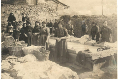 Anni 20 Il Lavatoio in Via Giulia. Ultima a destra dietro: Vittoria Binda