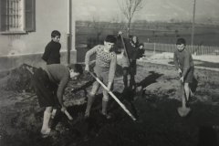 Anni 50 Ragazzi al lavoro nel giardino