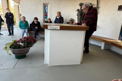 2026, In occasione del 45° anniversario della sua fondazione, avvenuta il 26 febbraio 1981, l'associazione ATES (Associazione Terza Età Stabio) ha reso omaggio alla propria storia con un momento di raccoglimento comunitario e un omaggio floreale al cimitero per onorare i soci fondatori e tutti i soci che sono venuti a mancare in questi quattro decenni e mezzo. Ecco di seguito il discorso tenuto all'apertura della cerimonia dal presidente dell’associazione: " Gentili soci, care amiche e cari amici, ci ritroviamo oggi in questo luogo di memoria e silenzio non per celebrare una semplice ricorrenza sul calendario, ma per onorare un cammino iniziato esattamente 45 anni fa. Il 26 febbraio 1981 non nasceva solo un’associazione, ma prendeva forma un’idea: quella che il tempo della 'terza età' non fosse un tramonto, ma una nuova stagione di partecipazione e amicizia. Oggi, il nostro primo pensiero e questo omaggio floreale sono dedicati ai nostri soci fondatori. Furono loro, con lungimiranza e cuore, a gettare le basi di quella che oggi è una colonna portante della nostra comunità. Insieme a loro, ricordiamo con profonda commozione tutti i soci che, in questi quattro decenni e mezzo, hanno camminato al nostro fianco e che oggi non sono più qui fisicamente, ma il cui spirito vive in ogni nostra attività e nel legame che ci unisce. Questi fiori sono il simbolo della nostra gratitudine. Rappresentano la bellezza dei ricordi che custodiamo e il rispetto per le radici che permettono alla nostra associazione di continuare a fiorire. Guardando queste lapidi e ricordando i volti di chi ci ha preceduto, riaffermiamo la promessa di non disperdere il loro patrimonio di valori: la solidarietà, il mutuo aiuto e la gioia di stare insieme. L’ATES è stata, è, e sarà una casa per tutti noi. Celebrare 45 anni significa riconoscere che ogni singolo socio, con la sua storia e la sua presenza, ha aggiunto un tassello prezioso a questo mosaico. Con questo momento di raccoglimento, diamo ufficialmente inizio alle celebrazioni del nostro anniversario. Che sia un momento di riflessione, ma anche di speranza, per continuare a scrivere insieme le pagine future della nostra storia. Grazie a tutti voi per essere qui e per far parte di questa grande famiglia."