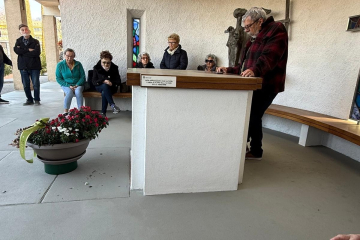 2026, In occasione del 45° anniversario della sua fondazione, avvenuta il 26 febbraio 1981, l'associazione ATES (Associazione Terza Età Stabio) ha reso omaggio alla propria storia con un momento di raccoglimento comunitario e un omaggio floreale al cimitero per onorare i soci fondatori e tutti i soci che sono venuti a mancare in questi quattro decenni e mezzo. Ecco di seguito il discorso tenuto all'apertura della cerimonia dal presidente dell’associazione: " Gentili soci, care amiche e cari amici, ci ritroviamo oggi in questo luogo di memoria e silenzio non per celebrare una semplice ricorrenza sul calendario, ma per onorare un cammino iniziato esattamente 45 anni fa. Il 26 febbraio 1981 non nasceva solo un’associazione, ma prendeva forma un’idea: quella che il tempo della 'terza età' non fosse un tramonto, ma una nuova stagione di partecipazione e amicizia. Oggi, il nostro primo pensiero e questo omaggio floreale sono dedicati ai nostri soci fondatori. Furono loro, con lungimiranza e cuore, a gettare le basi di quella che oggi è una colonna portante della nostra comunità. Insieme a loro, ricordiamo con profonda commozione tutti i soci che, in questi quattro decenni e mezzo, hanno camminato al nostro fianco e che oggi non sono più qui fisicamente, ma il cui spirito vive in ogni nostra attività e nel legame che ci unisce. Questi fiori sono il simbolo della nostra gratitudine. Rappresentano la bellezza dei ricordi che custodiamo e il rispetto per le radici che permettono alla nostra associazione di continuare a fiorire. Guardando queste lapidi e ricordando i volti di chi ci ha preceduto, riaffermiamo la promessa di non disperdere il loro patrimonio di valori: la solidarietà, il mutuo aiuto e la gioia di stare insieme. L’ATES è stata, è, e sarà una casa per tutti noi. Celebrare 45 anni significa riconoscere che ogni singolo socio, con la sua storia e la sua presenza, ha aggiunto un tassello prezioso a questo mosaico. Con questo momento di raccoglimento, diamo ufficialmente inizio alle celebrazioni del nostro anniversario. Che sia un momento di riflessione, ma anche di speranza, per continuare a scrivere insieme le pagine future della nostra storia. Grazie a tutti voi per essere qui e per far parte di questa grande famiglia."