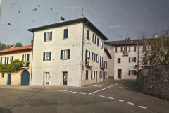 1881 Nella casa di proprietà di Gelindo Luisoni, venne istituito il primo posto doganale e ricevitoria di San Pietro. Quella casa, appoggiata a un’osteria, distante 80 metri dalla chiesa di Santa Lucia, rimase attiva fino al 1899.