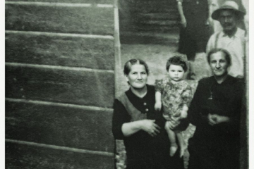 1940 alla Purtascia. Giuseppina Robbiani in braccio Peppino, sua sorella, Santino Robbiani Vittoria Robbiani