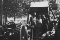 Anni 40 LA TREBBIATRICE di Giovanni Mombelli (1979) Giunse in paese la grande trebbiatrice, alta, tutta ruote grandi e piccole con cinghie di trasmissione. Dietro, in alto, il motore grondante d'olio. Trascinata da due buoi, barcollante, veniva collocata sulla strada di fianco alla casa del contadino o nella sua corte, provocando polvere e disagio dappertutto. Il Municipio emise allora un'ordinanza che fissava due soli luoghi per la trebbiatura: uno a Stabio e l'altro a S. Pietro. Di buon mattino giungevano sul posto carri stracarichi. Cominciava il lavoro che si prolungava fino a sera, con una breve sosta a mezzogiorno. Il contadino. sul carro, con la forca porgeva il covone all'uomo della trebbiatrice, questi con un falcetto tagliava il legaccio e l'introduceva negli ingranaggi. Dietro usciva la paglia, sotto la pula e di fianco i chicchi che cadevano in una misura a forma di tronco di piramide con due maniglie per facilitare il versamento nei sacchi. La paglia caricavo subito sul carro e la pula nella gerla. Un lavoro affrettato da togliere il respiro nei pomeriggi di sole, tra il polverone e il rumore del motore, delle cinghie e dei crivelli. Per fortuna alla trebbiatrice venne poi aggiunta l'imballatrice che dimezzò il lavoro.