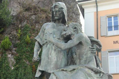 Anni 2000. La memoria di Arnoldo di Melchtal, figura cardine della storia svizzera, pulsa nelle creazioni dello scultore Natale Albisetti (1863-1923). Il nostro paese ne custodisce tre preziose testimonianze: il bronzo che domina Piazza Maggiore, la versione in gesso nell'atrio del Municipio e l’originale in marmo, posto a custodia della tomba dell’artista. La leggenda narra che Arnoldo scatenò la rivolta contro gli Asburgo dopo essersi opposto alla confisca dei suoi beni; l'atroce vendetta del balivo Landenberg, che fece accecare suo padre, lo spinse a unirsi a Walter Fürst e Werner Stauffacher nel celebre Giuramento del Grütli.