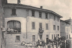 1877 Stabio La diligenza. ll  sig.  Agustoni  Pietro  (Piero)  ha  iniziato  anche  quest’anno  il  servizio  di  corriere  fra  Chiasso  e  Bagni di  Stabio. La  diligenza  a  12  posti  parte  alle  5  ant.  dalla  Piazza  Centrale.  Prezzo  del  biglietto  d’andata  e  ritorno  franchi  uno.