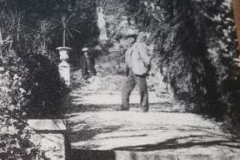 Piccolo storico di Lino Della Casa. Costruita nella seconda metà dell’800 (probabilmente 1870) dalla famiglia Ramella, venne in seguito abitata e sistemata dalla famiglia Maurer, di origine germanica, residente a Milano. La villa aveva il suo acquedotto e prendeva l’acqua dalla zona del campo sportivo, vicino all’entrata della proprietà Heitmann, e questo fino agli anni ’70 del secolo scorso. Dal 1930 ca. al 1960 è stata abitata dal sig. Renfer, dentista di Berna che la lasciò decadere e la donò a una sezione scaut di Berna. Acquistata nel 1966 dal sig. Carlo Garzoni, impresario di Stabio poi trasferitosi a Lugano, è stata  trasformata in appartamenti e venduta nel 2008....