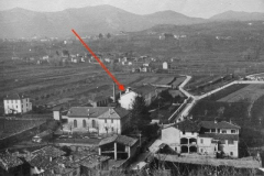 1903-1932, La Filanda. 1903-1932, In poche  settimane è  sorto  come per incanto  un nuovo  edificio, su vasta  area cinta  da  muraglia. La parte, che  per ora si  costruisce, sarà condotta a termine in breve tempo  e  verrà  destinata  ai  primi  impianti  di  una  grande  filanda,  che darà certamente a molte persone un continuo lavoro. La provvida iniziativa è dovuta alla nota ditta Banco Sete di Milano che saprà condurre l’opera sua a buon porto ed a felice successo. Il fabbricato sorge accanto alla Camiceria Realini e C., altro  laboratorio  istituito  da    pochi mesi  con  intendimenti  serii  sopra solide  basi,  che  ne  assicurano la durata e la riuscita…(Popolo e Libertà, 06 Aprile 1903) P.S. I numerosi alberi che si vedono nella foto sono gelsi, la cui foglia serviva a nutrire i bachi da seta.