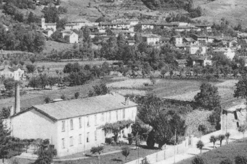 1903-1932, La Filanda. In poche  settimane è  sorto  come per incanto  un nuovo  edificio, su vasta  area cinta  da  muraglia. La parte, che  per ora si  costruisce, sarà condotta a termine in breve tempo  e  verrà  destinata  ai  primi  impianti  di  una  grande  filanda,  che darà certamente a molte persone un continuo lavoro. La provvida iniziativa è dovuta alla nota ditta Banco Sete di Milano che saprà condurre l’opera sua a buon porto ed a felice successo. Il fabbricato sorge accanto alla Camiceria Realini e C., altro  laboratorio  istituito  da    pochi mesi  con  intendimenti  serii  sopra solide  basi,  che  ne  assicurano la durata e la riuscita…(Popolo e Libertà, 06 Aprile 1903) P.S. I numerosi alberi che si vedono nella foto sono gelsi, la cui foglia serviva a nutrire i bachi da seta.