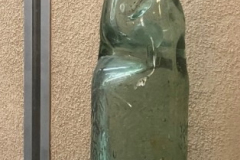 Anni 20 la prima bottiglia della Gazosa. PERCHÈ LA GAZOSA FU ANCHE CHIAMATA CHAMPAGNE DA LA BALETA? Si trattava di una bottiglia di vetro bianca con una biglia all’interno che il gas della gazosa spingeva verso l’alto, così da chiuderla ermeticamente. Per berla si doveva fare una certa pressione con un dito sulla pallina. Fu una novità che ebbe un gran successo , anche perché molti bambini comperavano la gazosa solo per poter giocare con la biglia. Dal momento, però, che i bambini rompevano la bottiglia per poter giocare con la biglia, oggi è difficile trovarne. Questo sistema fu poi proibito nel 1940 per ragioni di igiene e da quel momento si utilizzò la bottiglia da 35 cl che conosciamo, chiusa con il tappo “a macchinetta”.