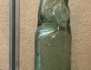 Anni 20 la prima bottiglia della Gazosa. PERCHÈ LA GAZOSA FU ANCHE CHIAMATA CHAMPAGNE DA LA BALETA? Si trattava di una bottiglia di vetro bianca con una biglia all’interno che il gas della gazosa spingeva verso l’alto, così da chiuderla ermeticamente. Per berla si doveva fare una certa pressione con un dito sulla pallina. Fu una novità che ebbe un gran successo , anche perché molti bambini comperavano la gazosa solo per poter giocare con la biglia. Dal momento, però, che i bambini rompevano la bottiglia per poter giocare con la biglia, oggi è difficile trovarne. Questo sistema fu poi proibito nel 1940 per ragioni di igiene e da quel momento si utilizzò la bottiglia da 35 cl che conosciamo, chiusa con il tappo “a macchinetta”.