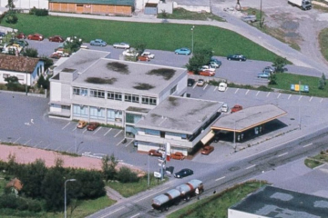 1968 Il Centro Rally, poi Reglatronic. (6 DICEMBRE 1968, INAUGURATO IL NUOVO CENTRO RALLY, AGENZIA UFFICIALE LAMBORGHINI ( LIBERA STAMPA) E’  stato  aperto  a  Stabio  il  nuo­vo  centro  Rally,  proprietà  del  signor  Bobbià,  direttore  delle  terme. Situato  sulla  nuova  circonvallazione che porta  al valico  del GaggioIo,  il  centro  Rally  è  inserito  in  un modernissimo stabile progettato dall’arch.  Dubini.  Dotato  di  un  ampio parcheggio  comprende  un  garage attrezzatissimo,   un   negozio   con articoli  per  fumatori  e  alimentari e  inoltre  una  Boutique dove i  clienti  potranno trovare  e  scegliere  confezioni  in  pelle.  Inoltre  sono  adibite  colonne  di benzina  Shell  sotto  una  capiente pensilina, sì da  riparare  gii  automobilisti. Il  signor  Bobbià  ha  potuto avere la  rappresentanza  della  Lamborghini  e  Renault,  due  marche  di  indubbio  richiamo  che  permetteranno  a giovani  e  meno  giovani  di  ammirare  i  nuovi  modelli, i   giovani  in  modo  speciale saranno  attirati  dalle  potenti  vetture sport  che  la  Lamborghini  ha  messo  ultimamente  sul  mercato,  vedi la  «Miura »  e  la  « Espada ». Al  signor  Bobbià  e  a  tutti  i  suoi collaboratori  auguriamo  buon  la­voro  e prosperi  affari)