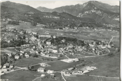 1963 La tanto auspicata strada di circonvallazione cantonale era già praticabile, ma non era ancora stata completata: finiva o iniziava, dipende dai punti di vista, al piazzale della Solza. Con questa realizzazione, seppure incompleta, le strettoie di via Giulia e Cesarea vennero finalmente liberate dal traffico di transito e la qualità di vita e abitativa nel paese migliorò nettamente….