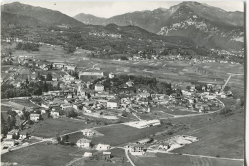 1963 La tanto auspicata strada di circonvallazione cantonale era già praticabile, ma non era ancora stata completata: finiva o iniziava, dipende dai punti di vista, al piazzale della Solza. Con questa realizzazione, seppure incompleta, le strettoie di via Giulia e Cesarea vennero finalmente liberate dal traffico di transito e la qualità di vita e abitativa nel paese migliorò nettamente….