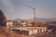 1985. Nella lunga storia della Casa Santa Filomena di Stabio, la giornata di ieri ha segnato una tappa importante: gli anziani ivi ospitati sono infatti stati trasferiti nella nuovissima casa di riposo la cui costruzione è stata portata a termine negli scorsi giorni. Grazie alla collaborazione di volontari e parenti, gli anziani ospitati nella Casa situata nello stabile che fu l’ex Bagno Ginella, le operazioni si sono svolte celermente, con piena soddisfazione di tutti, e già a mezzogiorno il pranzo é stato servito nel nuovo edificio situato dietro il palazzo comunale di Stabio, dove la Fondazione Pietro e Giulia Realini, cui faceva capo l’altra casa degli anziani dal lontano 1924, ha realizzato un manufatto. Nel nuovo immobile trovano ospitalità cinquanta anziani, mentre altri hanno già fatto richiesta e si trovano sulla lista d'attesa. Costruita con lutti i criteri moderni del settore edilizio che si occupa della geriatria, l’edificio verrà inaugurato prossimamente...