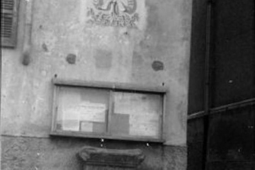 Anni 50. L’ ARA ERRANTE SENZA FISSA DIMORA L'ara è un antico altare votivo romano ritrovato nella zona di Mercole (vicino a Coldrerio) e dedicato da Caio Capellino Sora al dio romano del commercio, Mercurio. Servì poi presumibilmente da altare in una chiesetta di San Michele a San Pietro, demolita nel 1597. Andò in seguito persa e riapparve solo nel 1849, collocata in un pilastro della chiesa dei Santi Giacomo e Cristoforo. Venne successivamente posta all’aperto, in piazza, contro il muro della casa parrocchiale fino al 1957( vedi foto del 1948), quando venne successivamente spostata nella casa comunale di Stabio, dove ancora oggi si trova, prima davanti all’entrata e poi, dopo il 1991, sotto il portico sul retro dell’edificio. P.S. Sulla facciata della canonica, oltre all'albo parrocchiale, c’è anche un bassorilievo dedicato a San Nicolao della Flüe( 1417-1487), patrono della Svizzera…