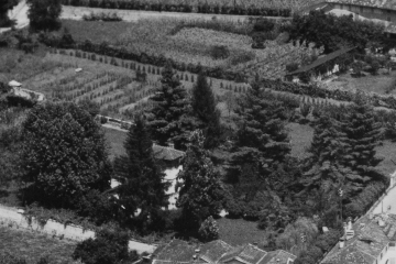 Anni 50, Via Giulia (Villa Olivari). La villa fu abitata dallo scultore Natale Albisetti e in seguito anche da Gaspare Olivari che  lavorò per l’esercito francese costruendo strade e ferrovie. Gli ultimi ad abitarci furono  gli  Schick…e poi fu demolita.