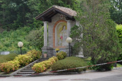 1946 La Cappella votiva che ricorda i rifugiati italiani dell'ultima guerra, è stata ultimata nel 1946. Sorge fuori del nostro borgo, a lato della strada che viene dal Gaggiolo, nelle prossimità della frontiera. Su quella strada sono passate centinaia e centinaia di profughi, spinti dall’incalzare degli eventi, in cerca di rifugio. Sobria nelle linee ma elegante e di squisita fattura; ogni dettaglio è stato curato con amore, diremo meglio con passione, perché destinata a durare a lungo e a parlare alle generazioni future…