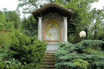 Anni 40 La Cappella dei Rifugiati. Anni 40 La Cappella dei Rifugiati. A Stabio, dopo la seconda guerra mondiale 1939-1945, è stata eretta una cappella dedicata alla Madonna della Palestina in ricordo e riconoscenza dell'accoglienza che la Svizzera ha avuto per i rifugiati italiani. Essa sorge a pochi metri dal confine del Gaggiolo, leggermente arretrata dalla strada cantonale. La cappella, opera degli architetti Poretti e Fontana residenti a Lugano, è stata affrescata dal pittore Mario Albertella di Milano. Nel 1955 quando si è allargata la strada del Gaggiolo è stata demolita e ricostruita e il dipinto attuale, un po' sbiadito, è opera del pittore Gino Macconi. L'inaugurazione che doveva avvenire il 29 settembre è stata rinviata al 13 ottobre 1946 alla presenza di numerosi rifugiati e autorità; Mons. Vescovo Angelo Jelmini aveva delegato Mons. Camponovo, il console di Svizzera a Milano, avv. F. Brenni, il Colonnello Bolzani, il rappresentante del cardinale Schuster Arcivescovo di Milano e altre autorità della regione. È stata eretta a Stabio anche in riconoscenza di quanto ha fatto il prevosto di allora Mons. Achille Bonanomi, per i rifugiati e gli esuli che fuggivano dalla loro patria in guerra. La scritta sotto il dipinto recita: 1943-1945:" Regina di Palestina, prega per noi, per la Svizzera gentile ed ospitale. Assistette cento e cento figli d'Italia in volontario esilio. O tu che passi ripeti : Ave Maria! "