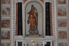 LA MADONNA DEL ROSARIO: UNA LEGGENDA DIMENTICATA Si racconta a Stabio che un  giorno molto lontano, un carro trainato da un cavallo, si sia fermato in piazza, davanti al cantiere della chiesa in costruzione. La bestia non ne voleva sapere di andare avanti, nè con le buone, nè con le cattive. Che cosa trasportava quel carro? Il primo ad accorgersene fu un bimbo: «C'è una Madonna sul carro sotto la tenda! E' la Madonna che vuol restare con noi, non vuol andar via da Stabio. Oh! Vergine Santa, rimani con noi. Chiamate il curato! La Madonna è per noi, deve restare qui». «Lasciatecela vedere! » gridava la gente che frattanto si era riunita intorno al carro. Il vecchio carrettiere scoprì l'involucro e apparve, come in una visione, la bella statua della Madonna. Tra preghiere, canti, lacrime e grida di gioia, si vide quel simulacro rizzarsi, muoversi sulla folla e scomparire in chiesa. Questa la leggenda.