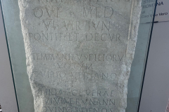 6 "La stele funeraria dedicata a Caio Vero è stata rinvenuta nella chiesa dei Santi Pietro e Lucia a San Pietro. Nel 1957, la stele fu trasportata a Basilea per l’esposizione Die Schweiz zur Römerzeit; finita la mostra si decise di non riportarla a San Pietro, ma di collocarla presso la casa comunale di Stabio, dove ancora oggi si trova, sotto il portico sul retro dell’edificio."