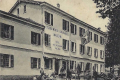 1855. BAGNI SALINO-SULFUREI DEI FRATELLI MADERNI (LE ATTUALI TERME) I sottoscritti proprietari prevengono i signori concorrenti che i Bagni che per lo passato venivano diretti dal sig. Mola nella sua casa, quest’anno vengono traslocati nel locale di loro proprietà eretto ed adattato appositamente, con tutte le comodità necessarie, e proprie del servizio per rendere contenti e soddisfatti quelli che onoreranno questo nuovo stabilimento, quale verrà aperto col giorno 20 corrente. Nello stesso locale vi sanno pure stanze da letto “mobigliate” d’affittare, non che vi sarà aperta una bottega di caffetteria ed offelleria, al cui Caffettiere si affida la direzione dello Stabilimento tutto. Quelli che desiderassero accaparrare delle stanze si dirigeranno: al Caffettiere dello Stabilimento Maderni in Stabio. Stabio 10 giugno 1855 Fratelli Maderni. GAZZETTA TICINESE 06-23-1855