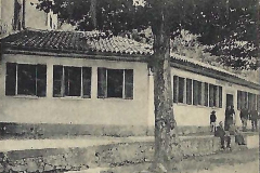 Anni 40. STABIO DA BERE: lì vicino c'era la fontanella dell'Acqua Marcia, famosa per la sua acqua sulfurea dall'odore caratteristico (simile a uovo marcio)…quando era ancora accessibile a tutti gli stabiesi! Fino a qualche tempo fa si pensava che facesse bene bere quest’acqua dal sapore di uova marce e pertanto ci si dava appuntamento qui per riempire le bottiglie. Si credeva che avesse proprietà curative