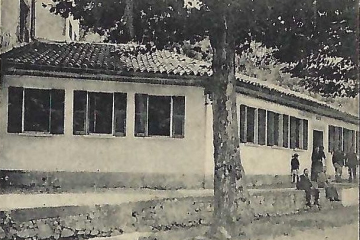 Anni 40. STABIO DA BERE: lì vicino c'era la fontanella dell'Acqua Marcia, famosa per la sua acqua sulfurea dall'odore caratteristico (simile a uovo marcio)…quando era ancora accessibile a tutti gli stabiesi! Fino a qualche tempo fa si pensava che facesse bene bere quest’acqua dal sapore di uova marce e pertanto ci si dava appuntamento qui per riempire le bottiglie. Si credeva che avesse proprietà curative