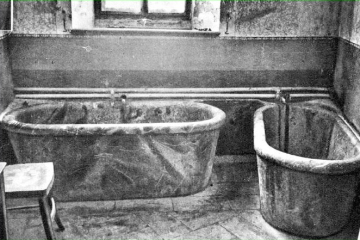 1939 Due vasche in marmo.