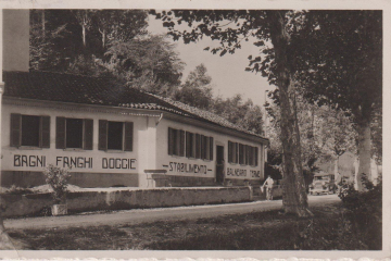 Sabato 19 nov. 1939 avrà luogo l’inaugurazione ufficiale dell’Albergo Ristorante “TERME”. Il programma che il signor Belloni ha diligentemente preparato prevede per le ore 20.— un ottimo banchetto al prezzo di fr. 4.50 (menù) : Codegotto e zampone alla vaniglia con crauti ; Agnolotti in minestra; Bue alla banana (arrosto morto) con contorno in salsa e purè; Frutta, formaggio, dolci; Mezza bottiglia Piemonte. Seguirà quindi, trattenimento famigliare e ballo fino alla chiusura della festa, che si preannuncia frequentata e brillante date le numerose adesioni al banchetto già pervenute, tra le quali troviamo anche degnamente rappresentato il sesso gentile... STABILIMENTO BALNEARIO PROP. G.BELLONI